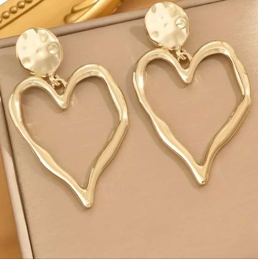 Gold ridgit heart earrings